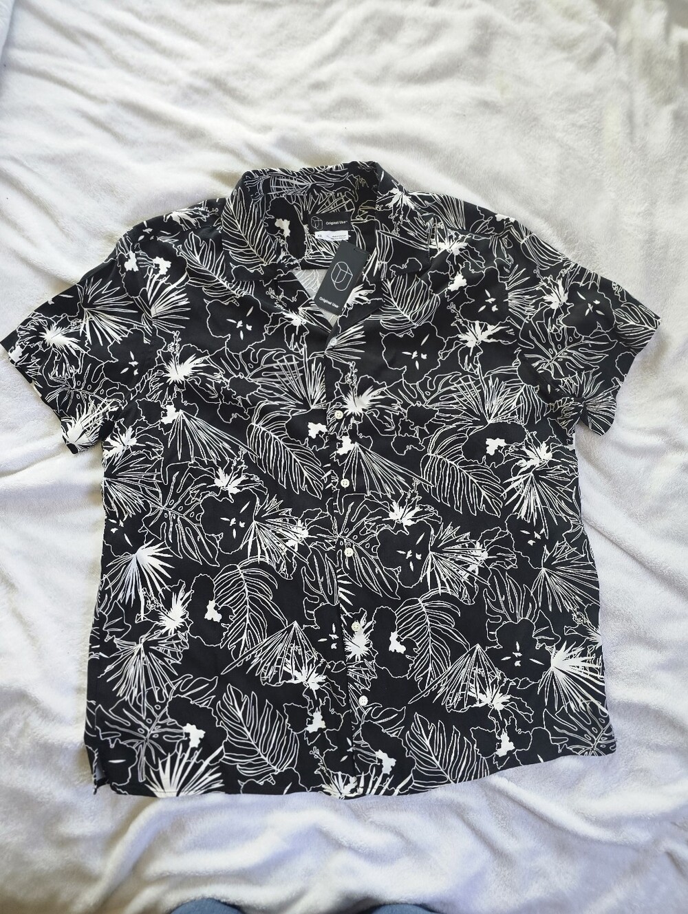 Original Use Men's Black & White Hawaiian Rayon Button-up in Size XL